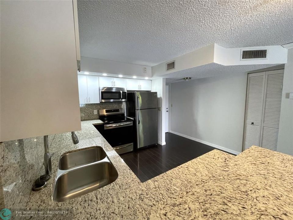 Active With Contract: $199,000 (1 beds, 1 baths, 700 Square Feet)