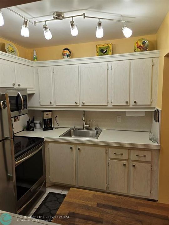 For Sale: $127,900 (1 beds, 1 baths, 598 Square Feet)