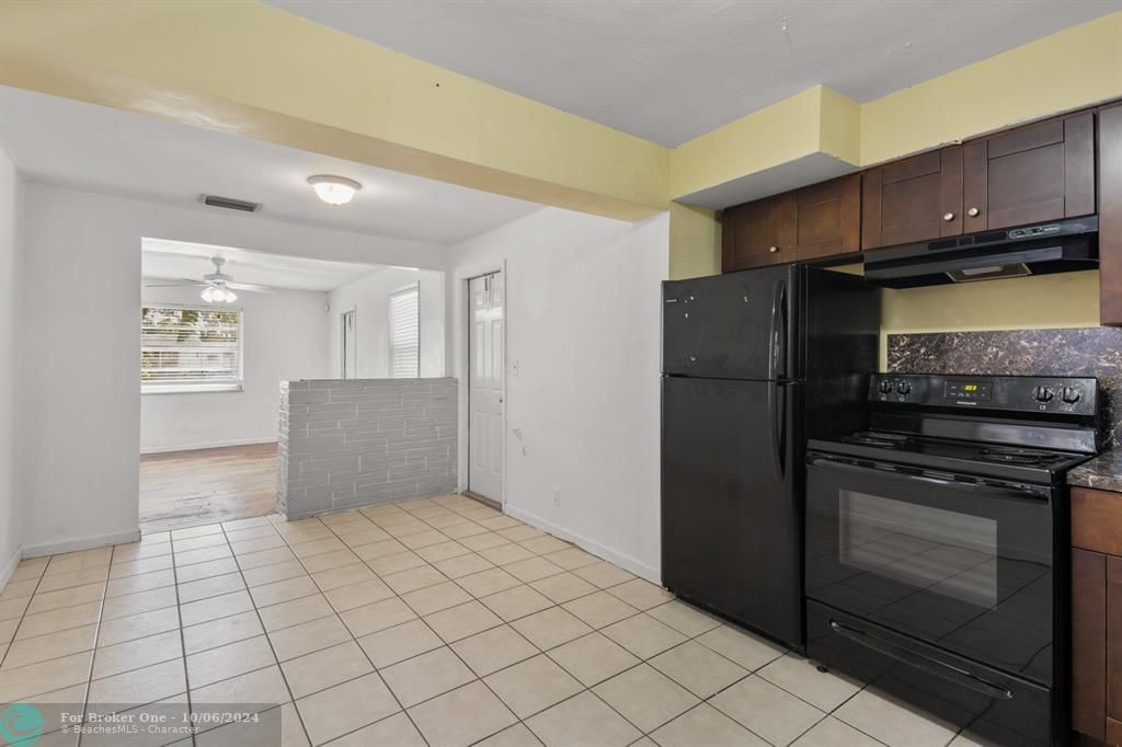 For Sale: $299,900 (2 beds, 1 baths, 831 Square Feet)