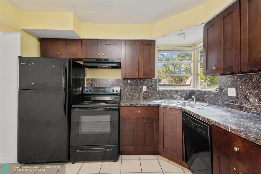 For Sale: $299,900 (2 beds, 1 baths, 831 Square Feet)