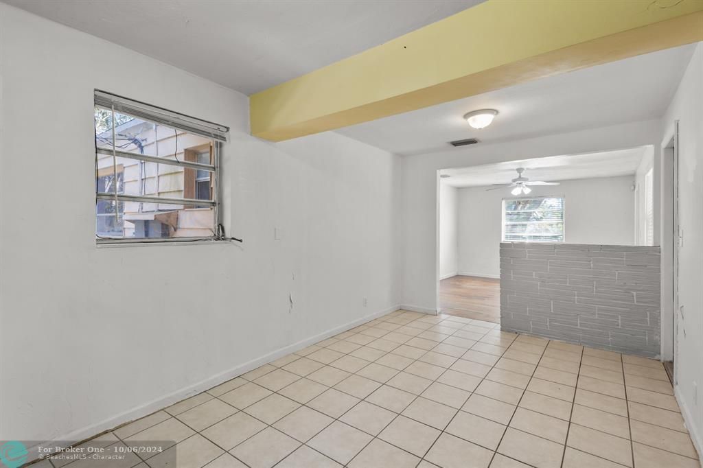 For Sale: $299,900 (2 beds, 1 baths, 831 Square Feet)