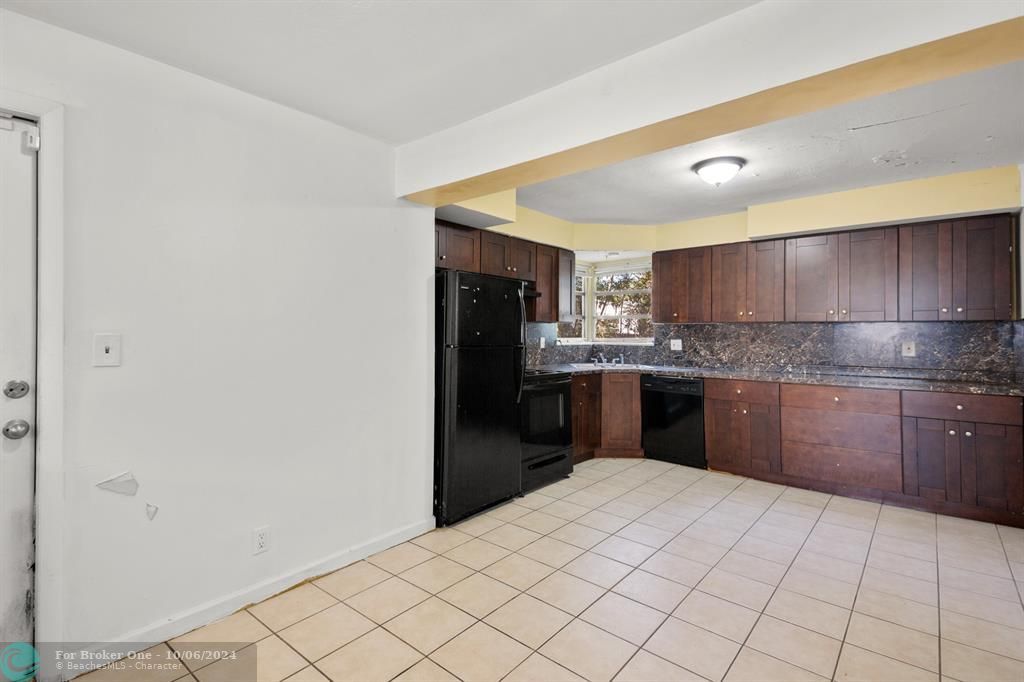 For Sale: $299,900 (2 beds, 1 baths, 831 Square Feet)