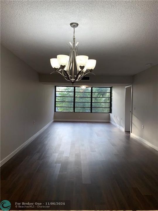 Active With Contract: $329,900 (2 beds, 2 baths, 1385 Square Feet)