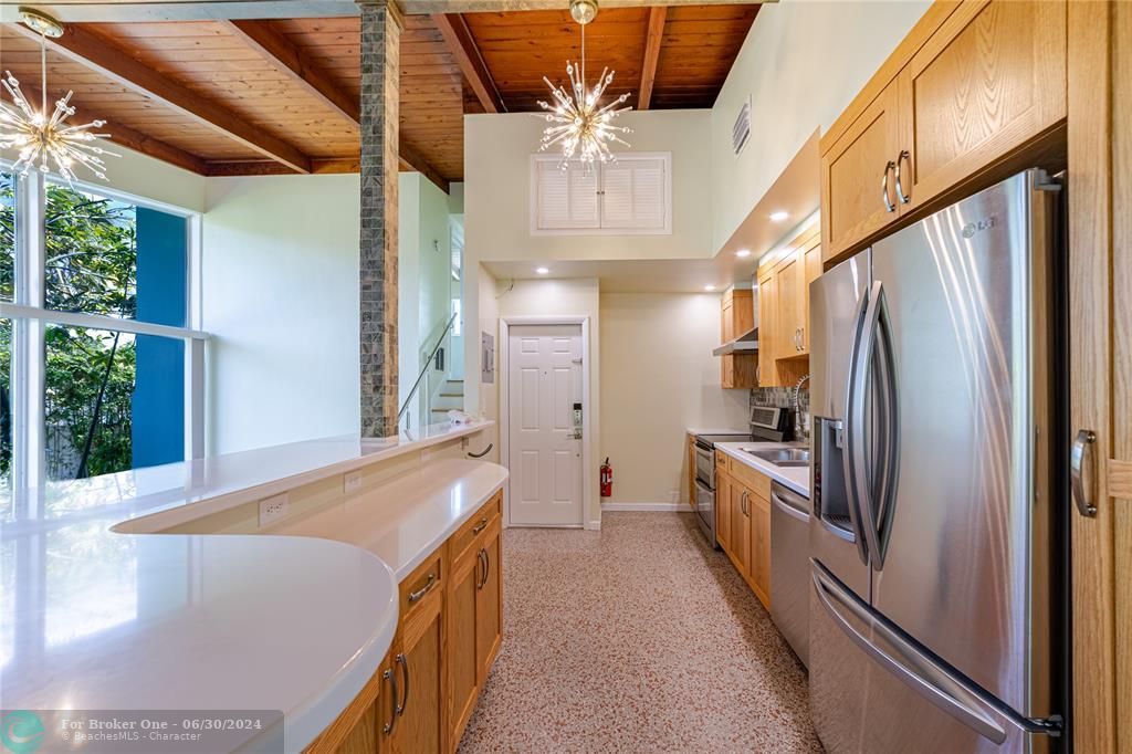 Active With Contract: $4,900 (2 beds, 2 baths, 1668 Square Feet)