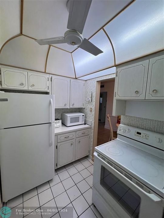 For Sale: $169,999 (2 beds, 1 baths, 840 Square Feet)