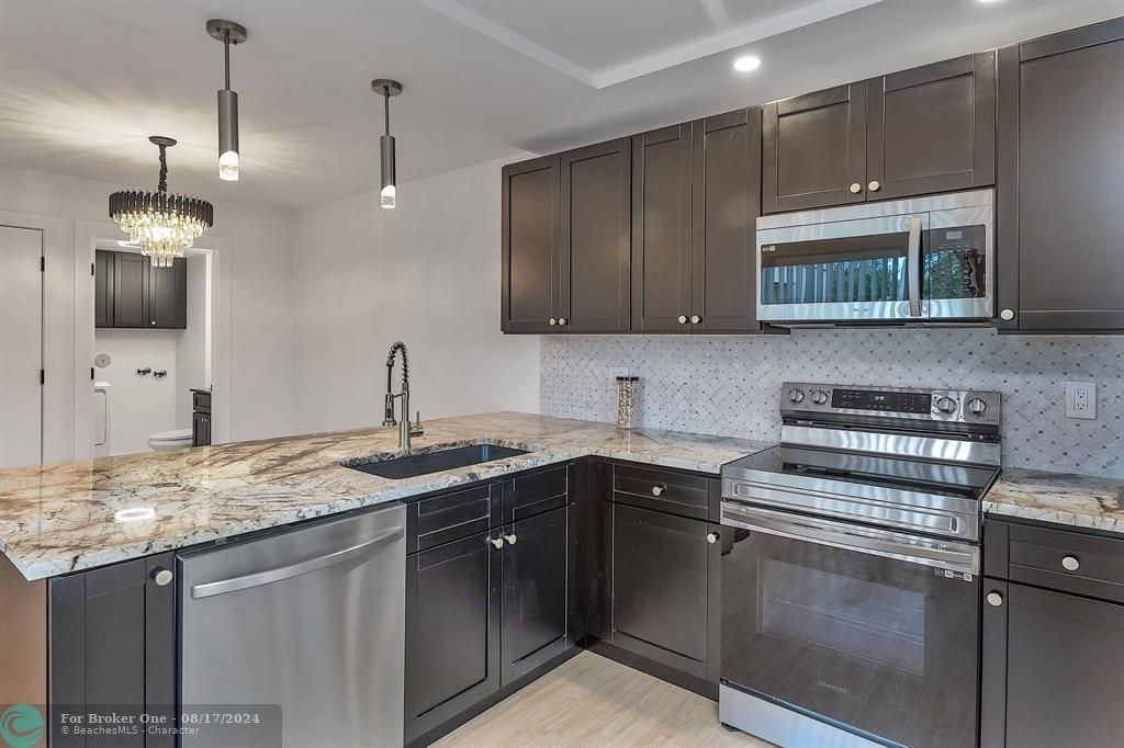 For Sale: $389,900 (2 beds, 2 baths, 1374 Square Feet)