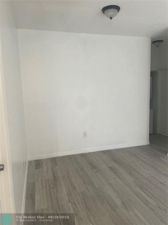 For Sale: $290,000 (2 beds, 2 baths, 912 Square Feet)