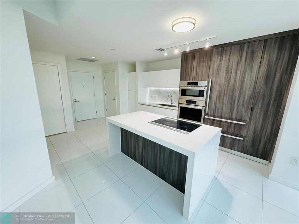 For Sale: $745,000 (2 beds, 1 baths, 937 Square Feet)