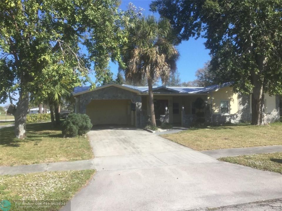 Active With Contract: $325,000 (3 beds, 2 baths, 1885 Square Feet)