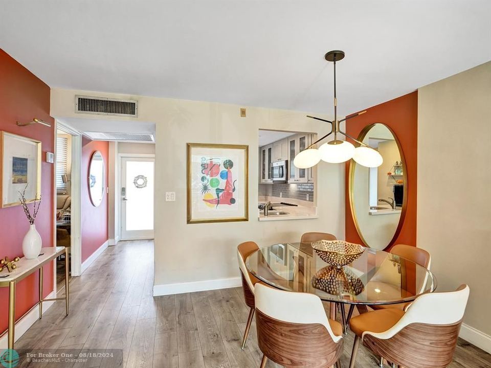 Active With Contract: $212,500 (2 beds, 2 baths, 975 Square Feet)