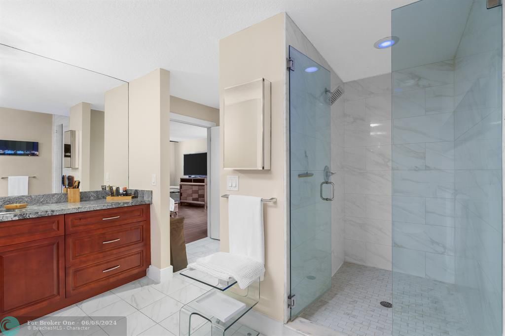 最近售出: $949,900 (3 贝兹, 3 浴室, 2091 平方英尺)