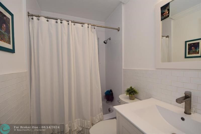 Active With Contract: $2,200 (1 beds, 1 baths, 1200 Square Feet)