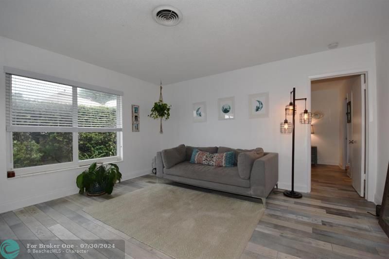 Active With Contract: $2,200 (1 beds, 1 baths, 1200 Square Feet)