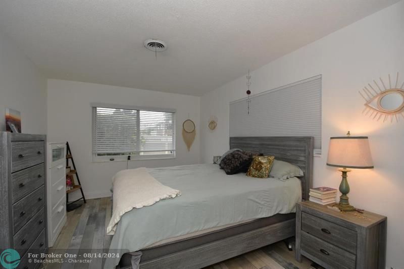 Active With Contract: $2,200 (1 beds, 1 baths, 1200 Square Feet)