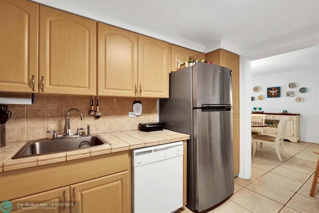 For Sale: $440,000 (2 beds, 1 baths, 938 Square Feet)