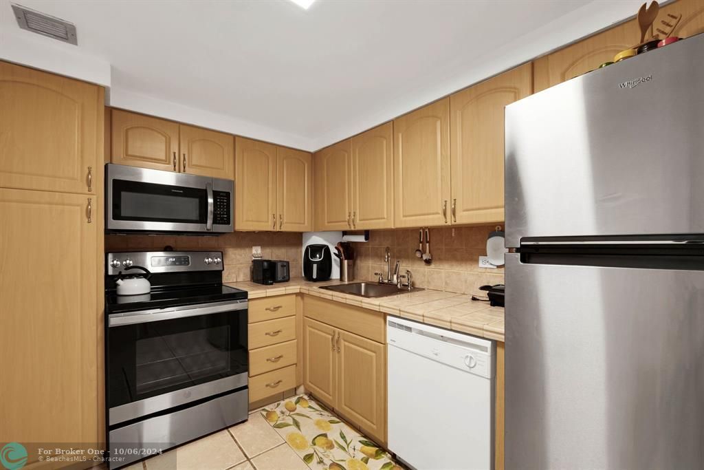 For Sale: $440,000 (2 beds, 1 baths, 938 Square Feet)