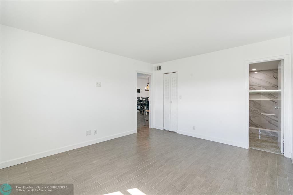 Active With Contract: $2,400 (2 beds, 2 baths, 928 Square Feet)