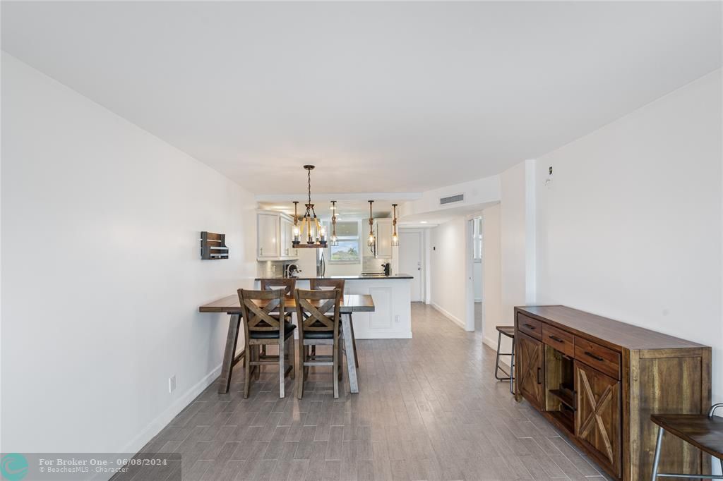 Active With Contract: $2,400 (2 beds, 2 baths, 928 Square Feet)