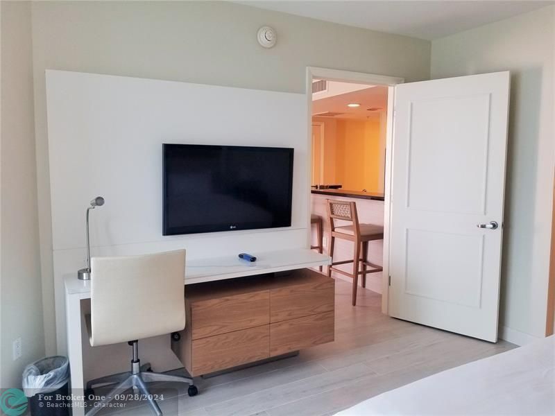 Active With Contract: $319,000 (1 beds, 1 baths, 906 Square Feet)