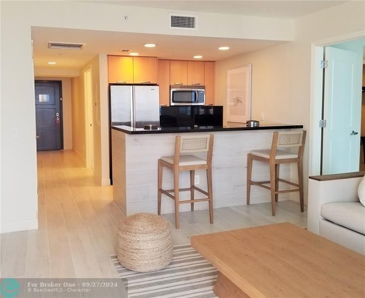 Active With Contract: $319,000 (1 beds, 1 baths, 906 Square Feet)