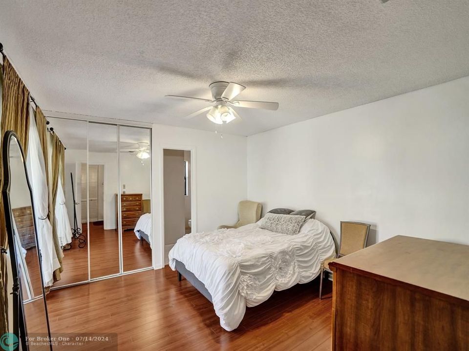 For Sale: $319,000 (2 beds, 2 baths, 1182 Square Feet)