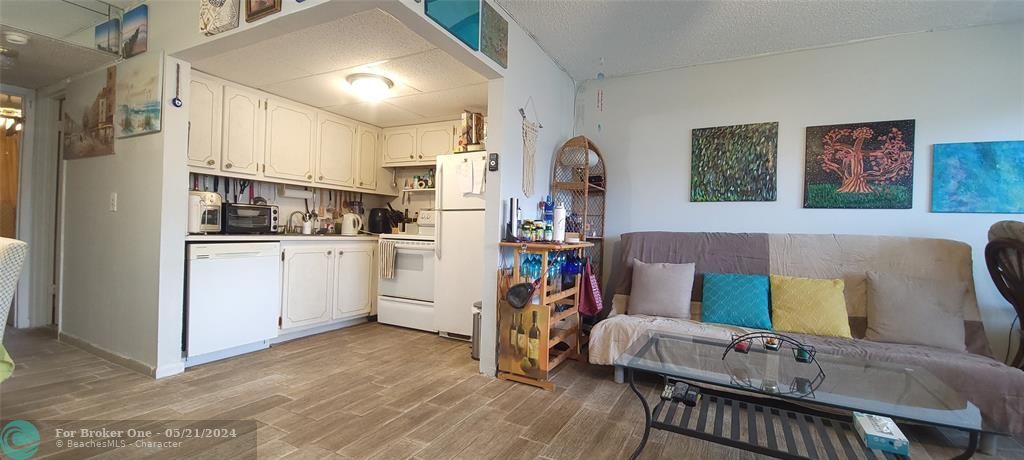 For Sale: $110,000 (1 beds, 1 baths, 598 Square Feet)