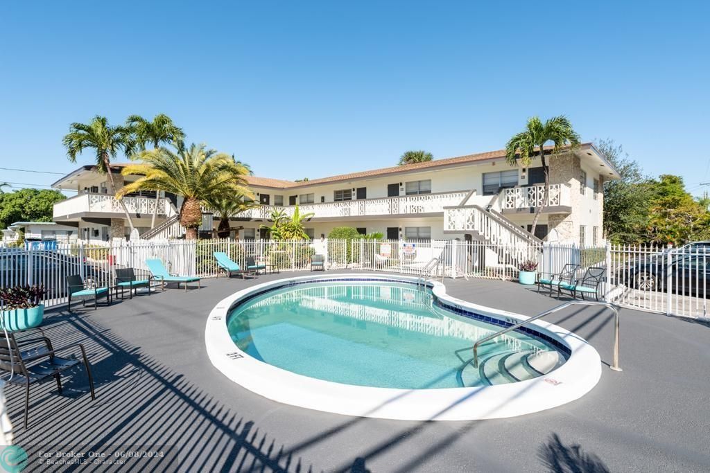 Active With Contract: $1,590 (1 beds, 1 baths, 700 Square Feet)