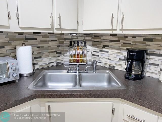 For Sale: $159,000 (1 beds, 1 baths, 709 Square Feet)