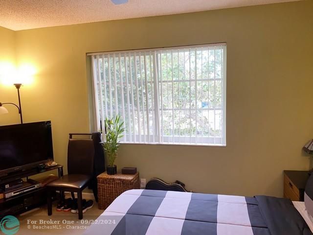 For Sale: $159,000 (1 beds, 1 baths, 709 Square Feet)