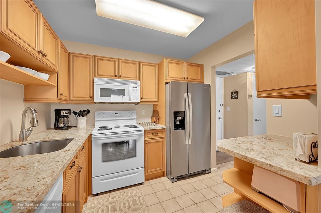 For Sale: $179,900 (1 beds, 1 baths, 670 Square Feet)