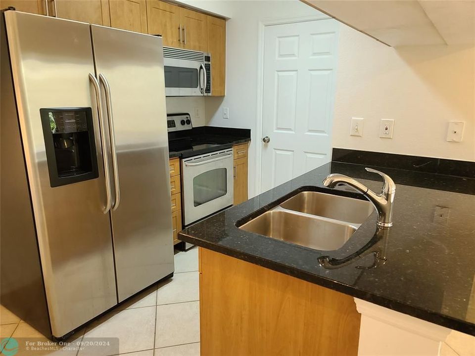 Active With Contract: $1,695 (1 beds, 1 baths, 740 Square Feet)