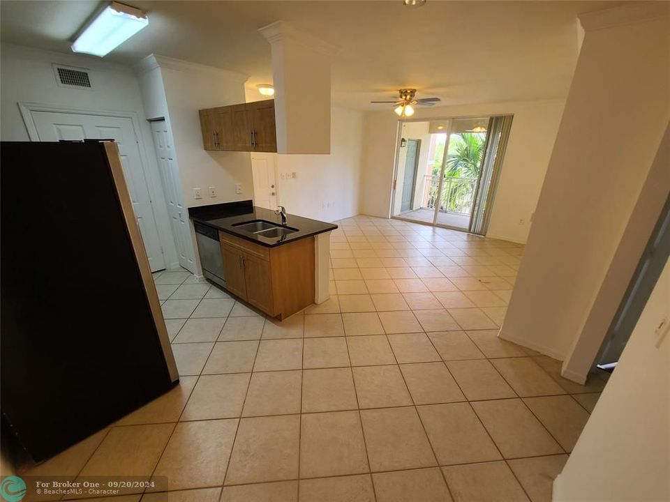 Active With Contract: $1,695 (1 beds, 1 baths, 740 Square Feet)