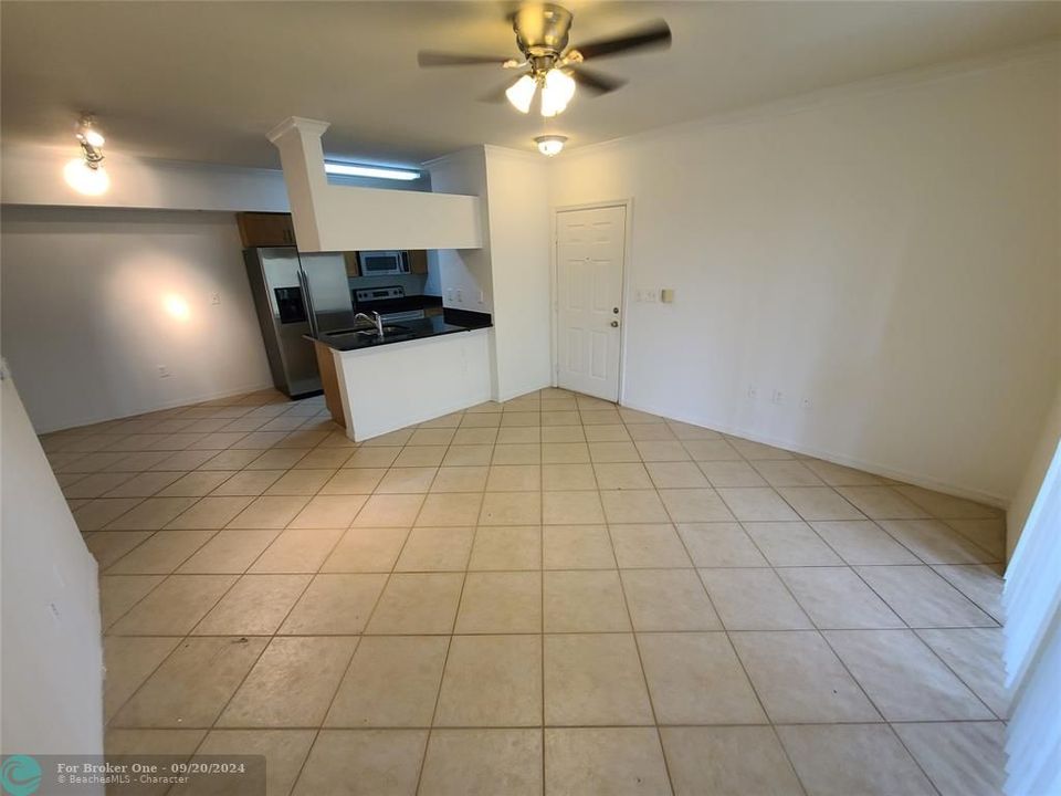 Active With Contract: $1,695 (1 beds, 1 baths, 740 Square Feet)