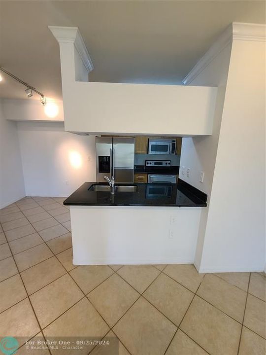 Active With Contract: $1,695 (1 beds, 1 baths, 740 Square Feet)