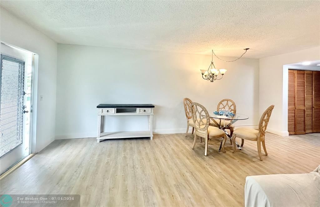Active With Contract: $109,000 (1 beds, 1 baths, 706 Square Feet)