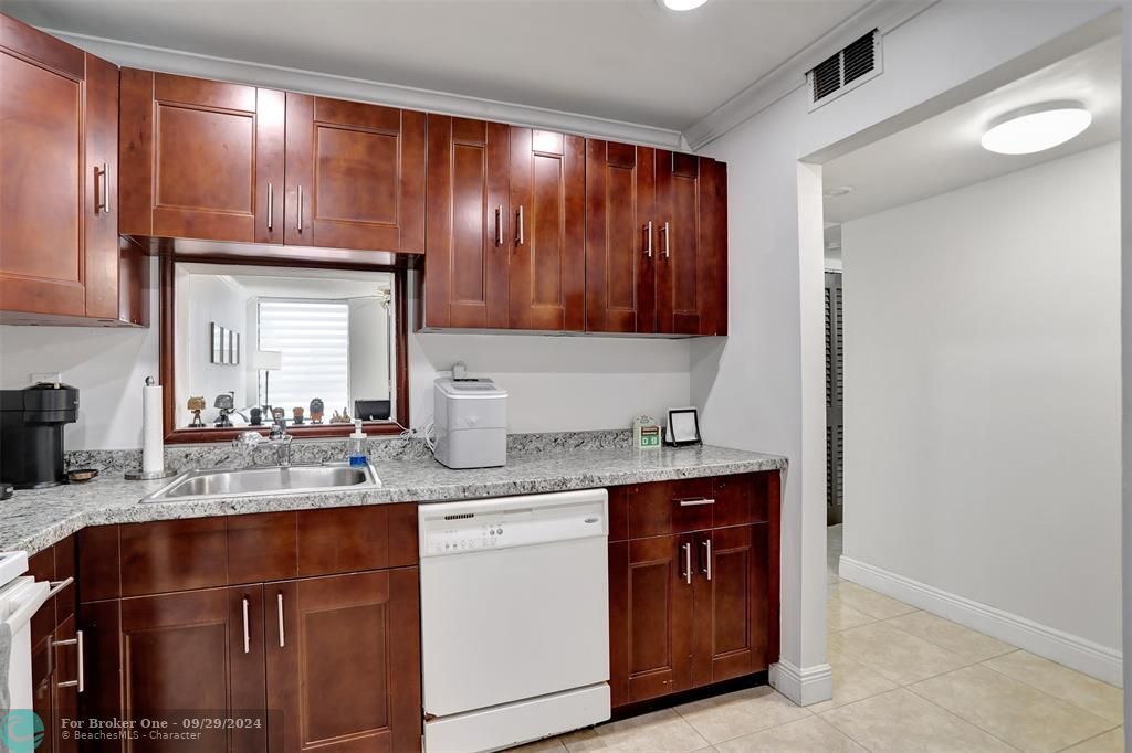 For Sale: $205,000 (2 beds, 2 baths, 1013 Square Feet)