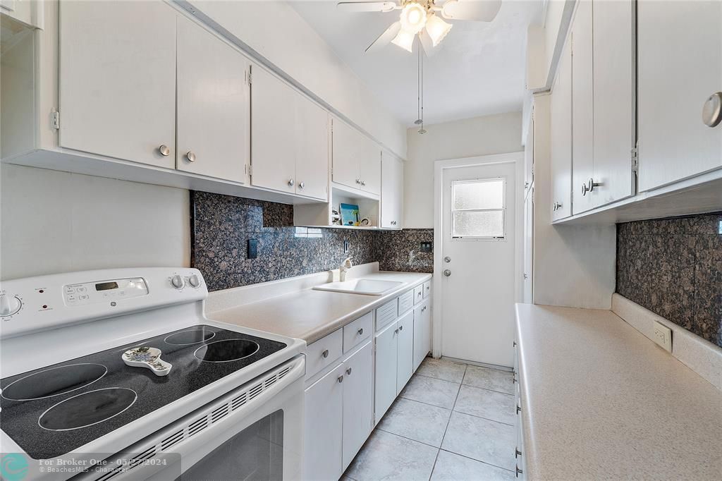 For Sale: $229,000 (1 beds, 1 baths, 575 Square Feet)