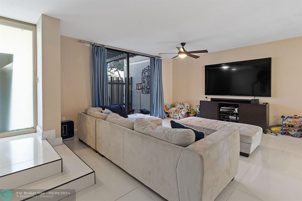 Active With Contract: $474,900 (3 beds, 2 baths, 1672 Square Feet)