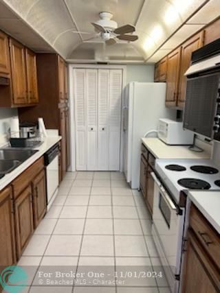 For Sale: $399,777 (1 beds, 1 baths, 998 Square Feet)