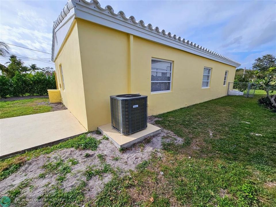 Active With Contract: $3,200 (4 beds, 1 baths, 1272 Square Feet)