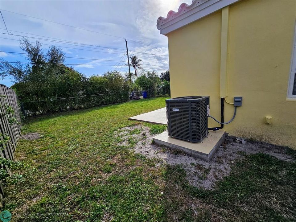 Active With Contract: $3,200 (4 beds, 1 baths, 1272 Square Feet)