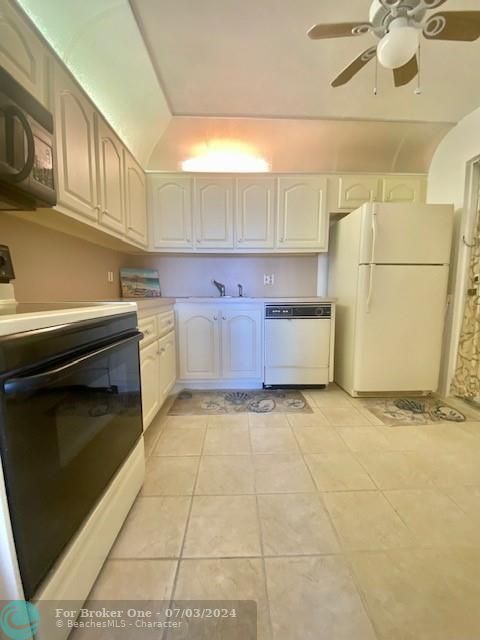 For Sale: $309,000 (1 beds, 2 baths, 980 Square Feet)