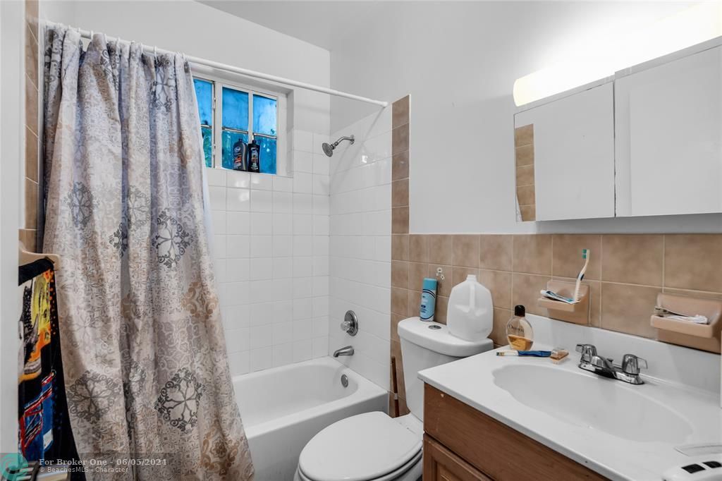 最近售出: $815,000 (4 贝兹, 3 浴室, 1955 平方英尺)