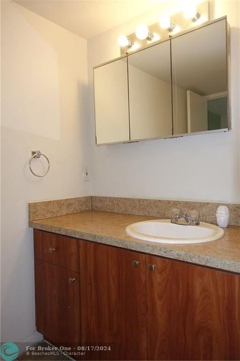 Active With Contract: $1,650 (1 beds, 1 baths, 704 Square Feet)