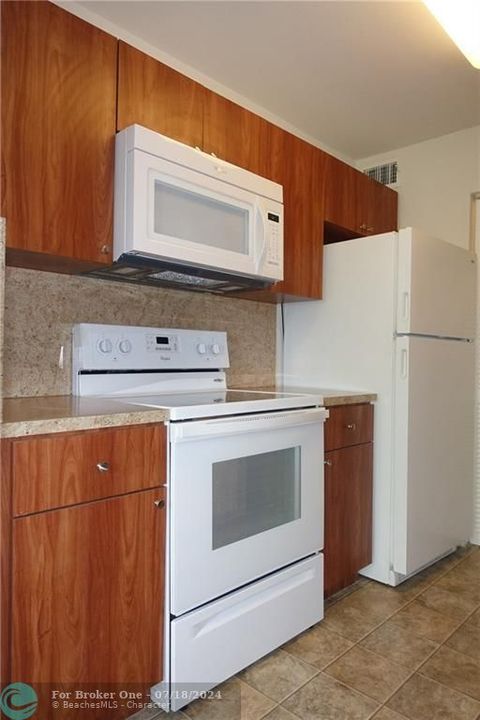 Active With Contract: $1,650 (1 beds, 1 baths, 704 Square Feet)