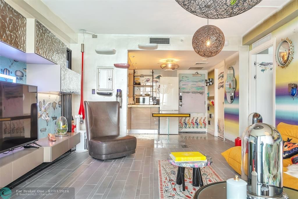 For Sale: $545,000 (1 beds, 1 baths, 696 Square Feet)