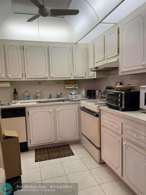 For Sale: $121,000 (1 beds, 1 baths, 810 Square Feet)