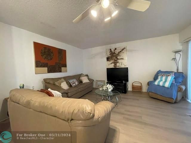For Sale: $121,000 (1 beds, 1 baths, 810 Square Feet)