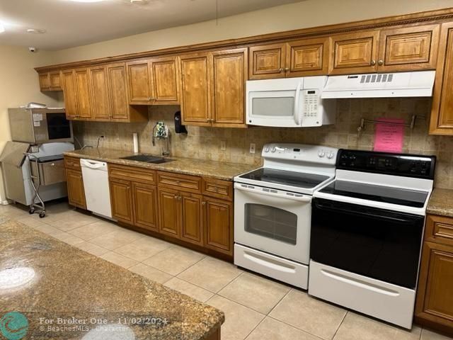 For Sale: $139,900 (2 beds, 2 baths, 990 Square Feet)