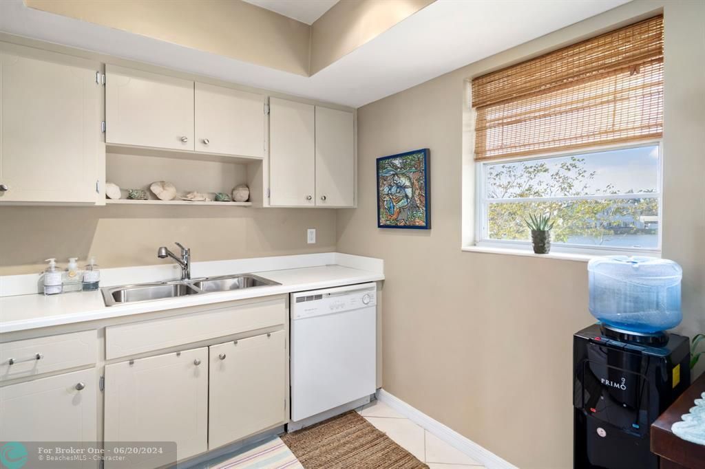 For Sale: $282,000 (2 beds, 2 baths, 1000 Square Feet)